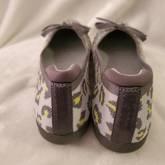 Cloudsteppers by Clarks - Fabric Flats - Gray Animal Print - 7.5 - Picture 4 of 7